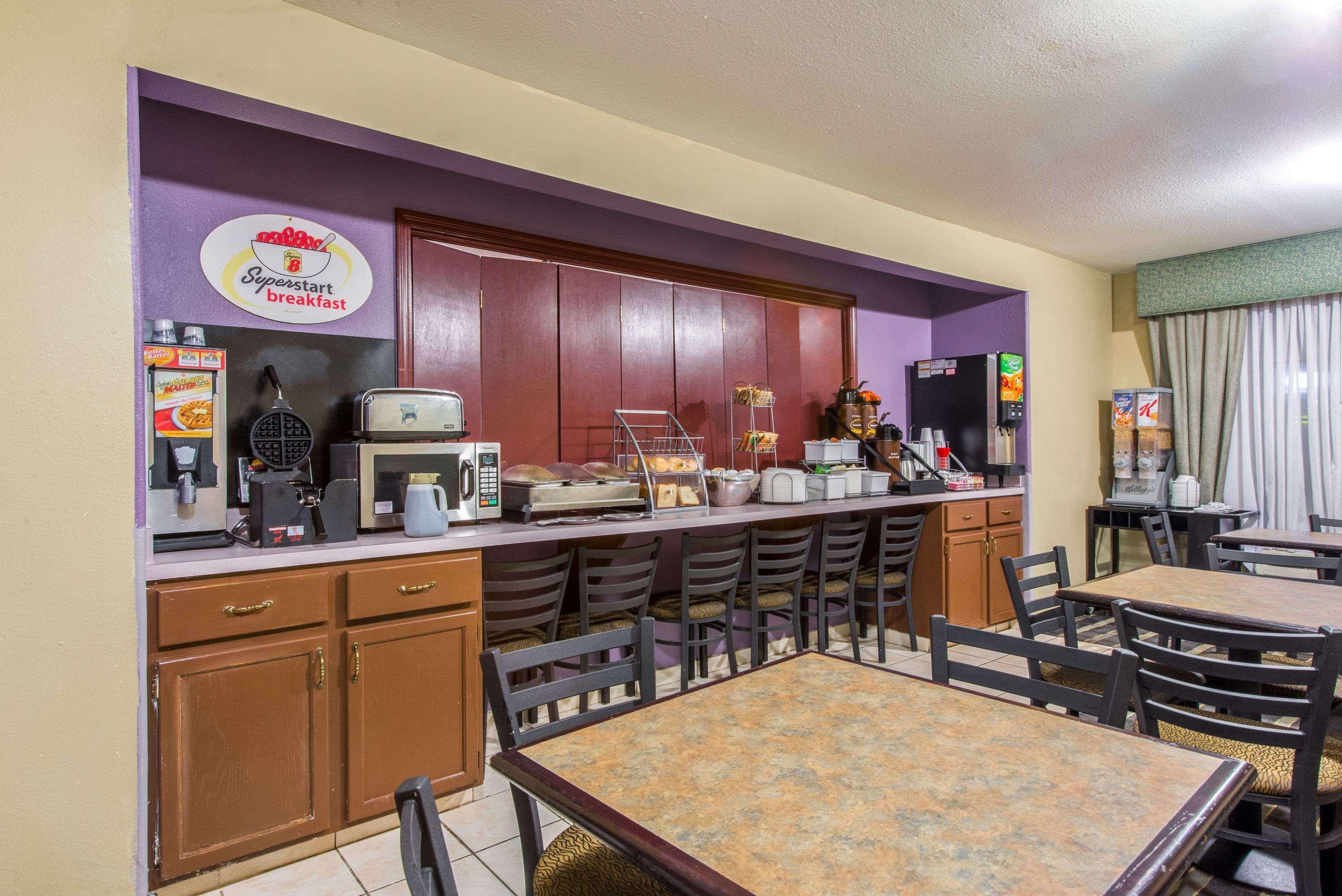Super 8 By Wyndham Lake Charles/Sulphur Exterior photo