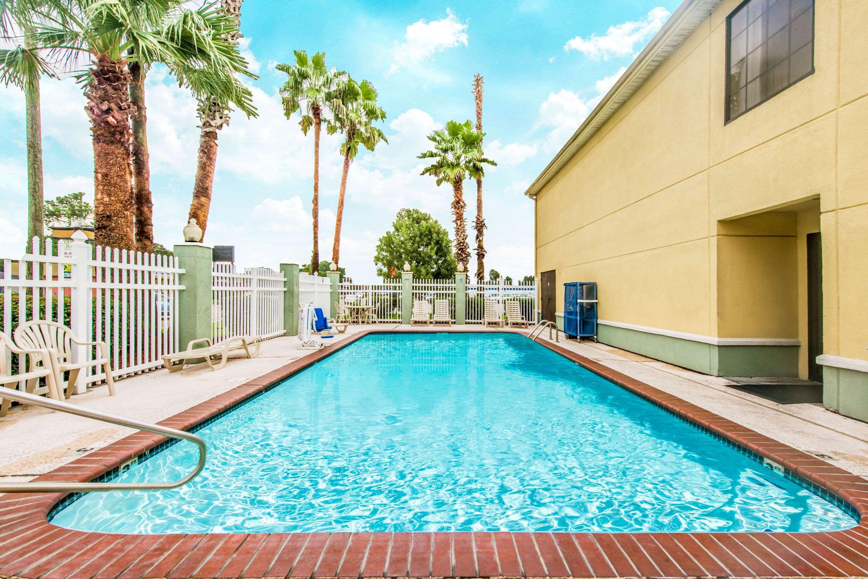 Super 8 By Wyndham Lake Charles/Sulphur Exterior photo