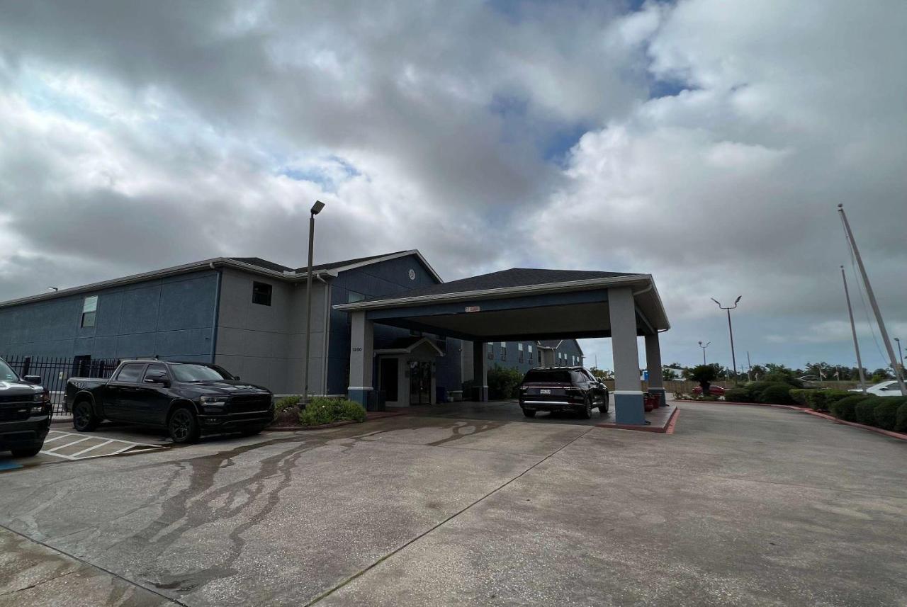 Super 8 By Wyndham Lake Charles/Sulphur Exterior photo